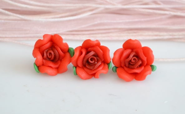 Бусина из полимерной глины №19 Цветок Роза, 16 мм, красная с листиками