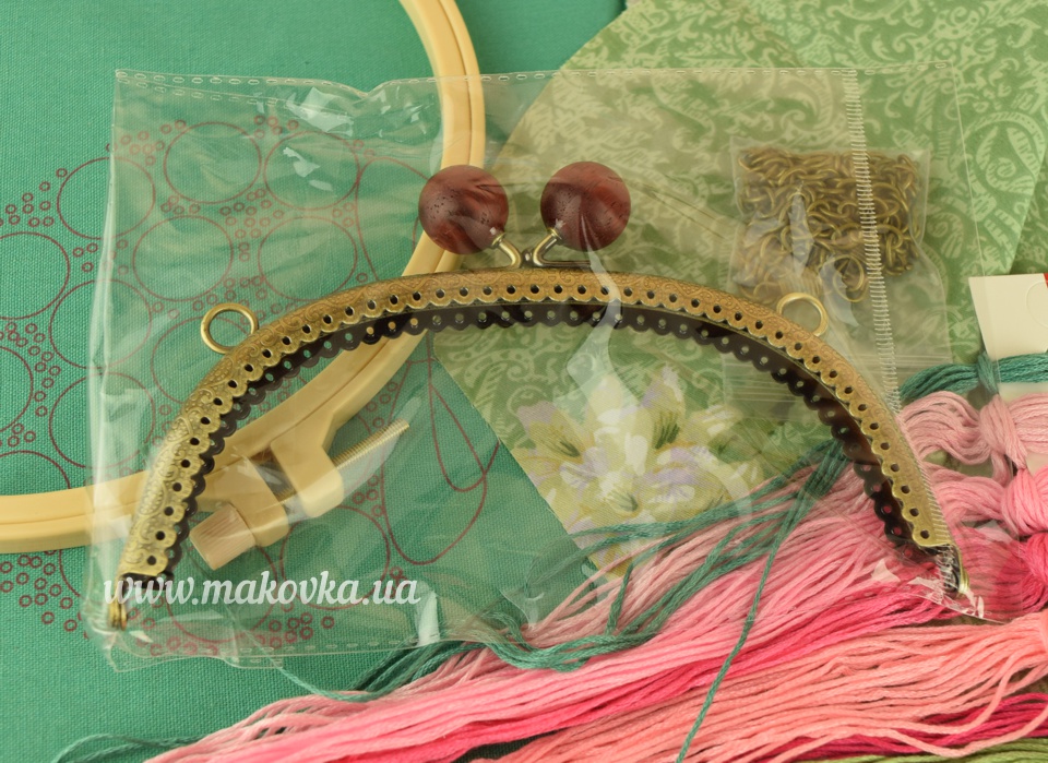 Клатч с фермуаром В-04 Розы на мятном, набор для вышивания и творчества 