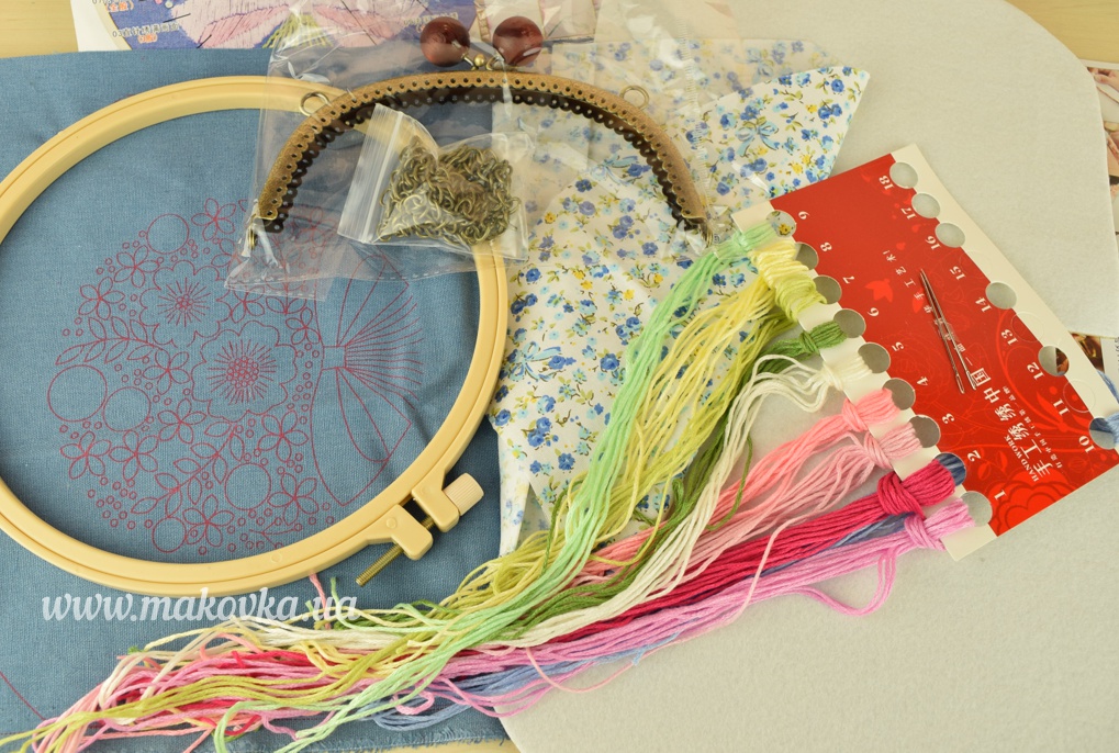 Клатч с фермуаром В-05 Цветочный букет на голубом, набор для вышивания и творчества 